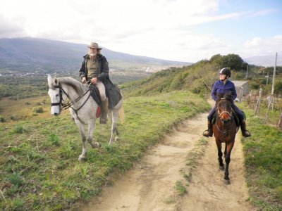 Passeggiata a cavallo romantica Etna + Vino