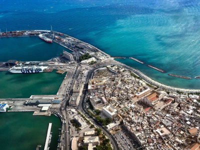 Vola per un'ora con 3 amici a Bari