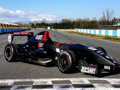 Cinque giri su Formula Renault 2.0 +foto, Latina
