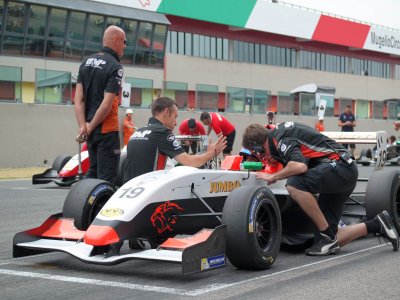 Otto giri su Formula Renault 2.0 + foto , Latina