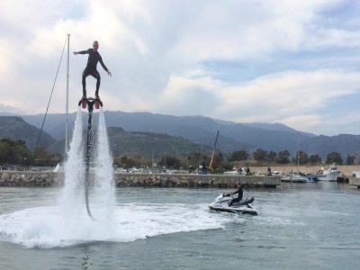 Sessione di Flyboard 30 minuti a Badolato Marina