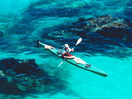 Kayak in acque trasparenti