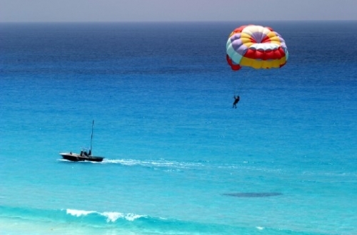 Parasailing e mare turchese