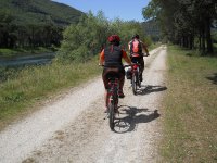  Andar de bicicleta ao longo do lago 