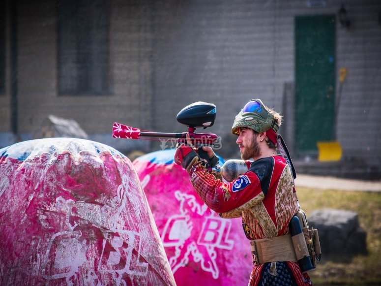 Battaglia di paintball con gli amici Battaglia di paintball con gli amici
