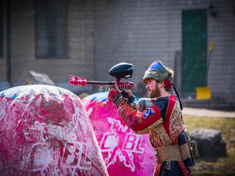 Battaglia di paintball con gli amici