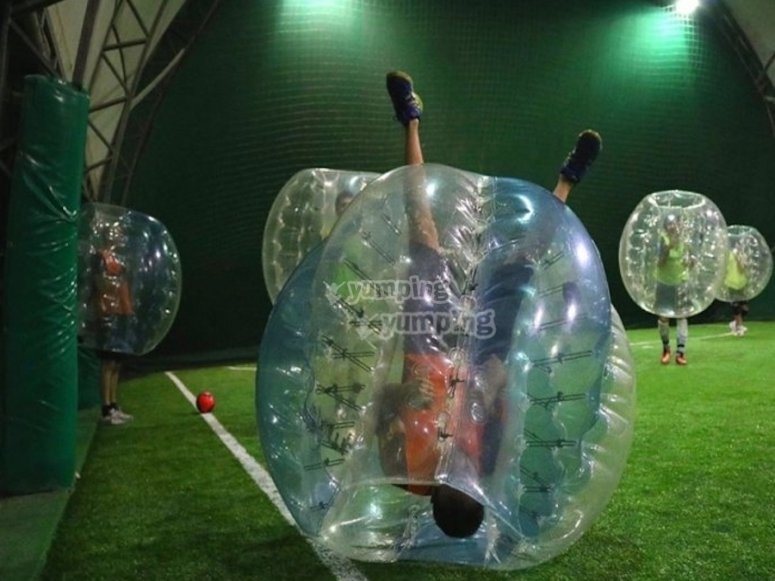 Divertimento durante la partita di Bubble football