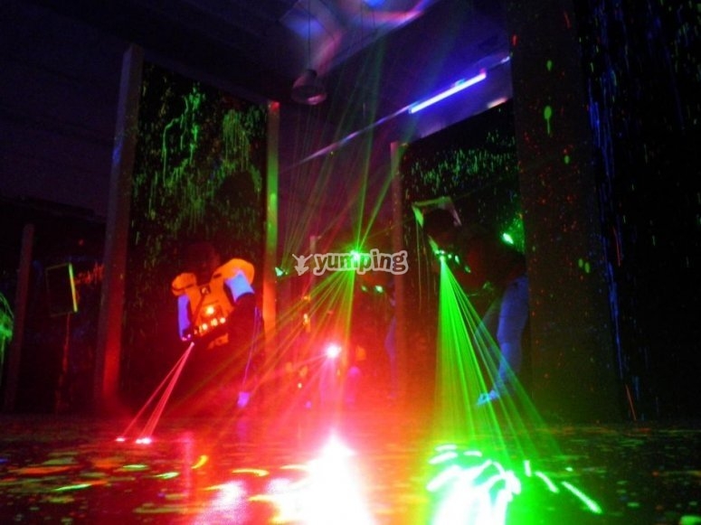 Battaglia di laser tag al coperto Battaglia di laser tag al coperto