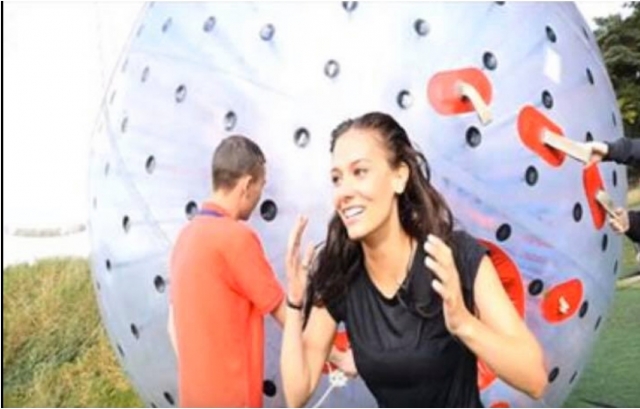 Esperienza di zorbing nello Staffordshire per 1 ora