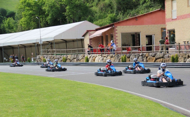  Amici in gara durante il giro di kart 