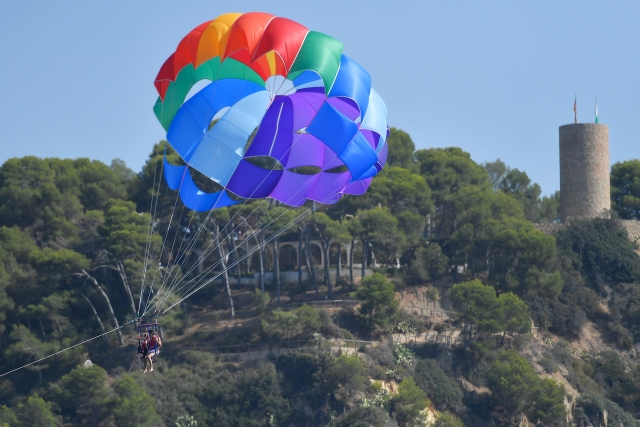 Parapendio sulla spiaggia di Fenals per 12 minuti