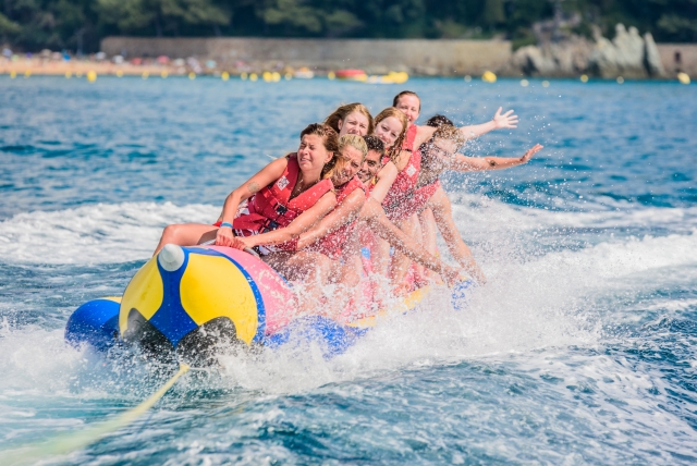 Banana boat sulla spiaggia di Fenals, a 12 minuti