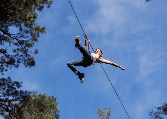 Saltare su una zip line 