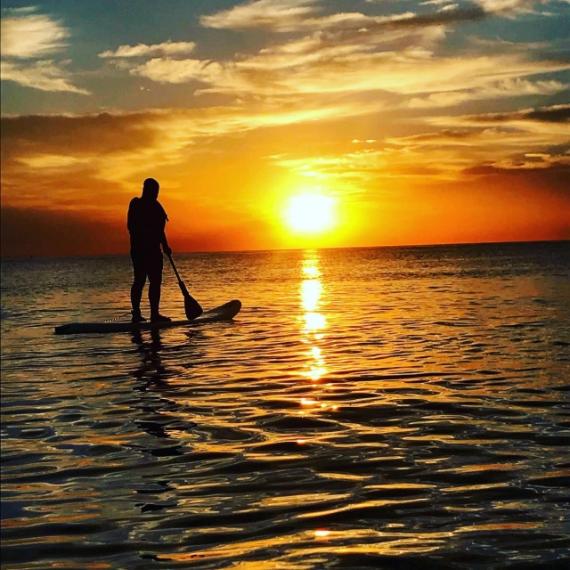 Alba sulla tavola da paddle surf 