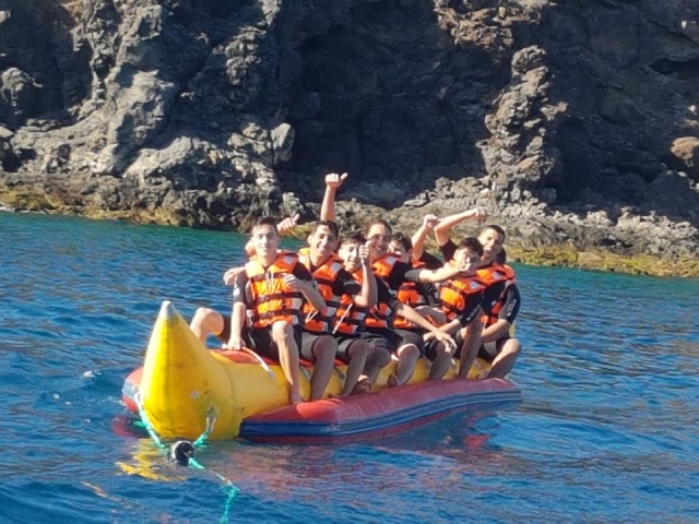 Amici su una banana boat 