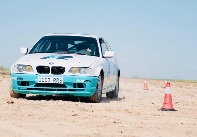 Imparare a guidare un'auto da rally 