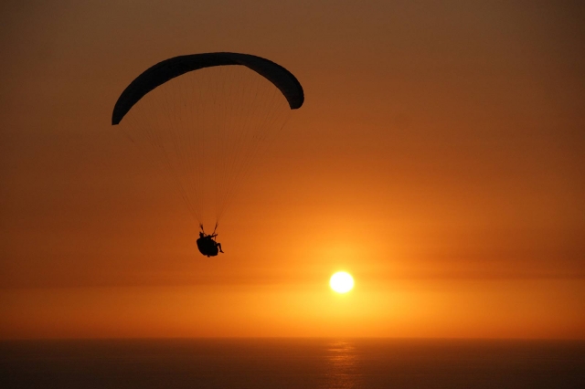 parapendio al tramonto