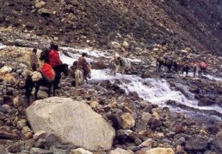  Paolo durante un vado en el viaje en el Himalaya 