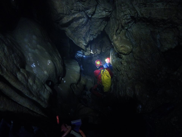  caen entre las rocas 