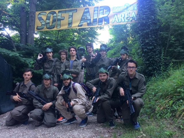 un gruppo di amici alla softair area