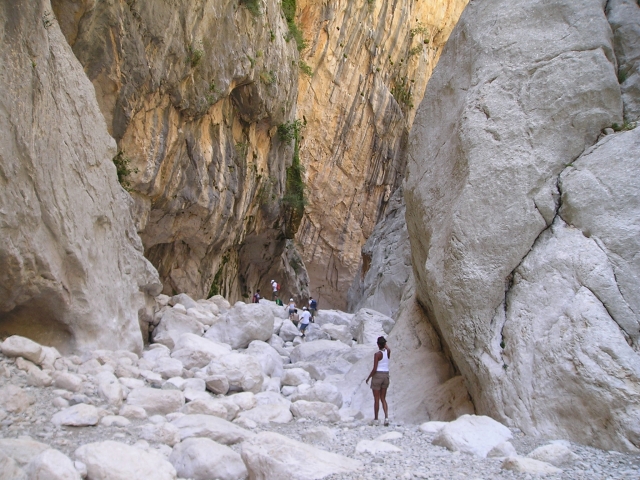  Trekking among the rocks 