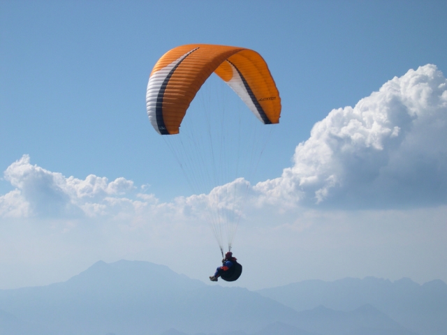  Paragliding flight 
