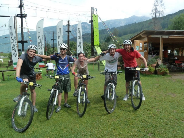  在马鞍上准备出发 