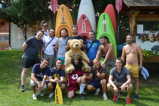  Gruppenfoto mit dem Kajak 