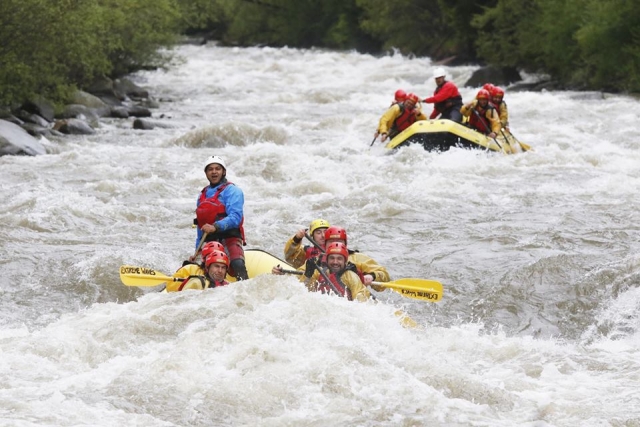  Rafting in Gesellschaft 