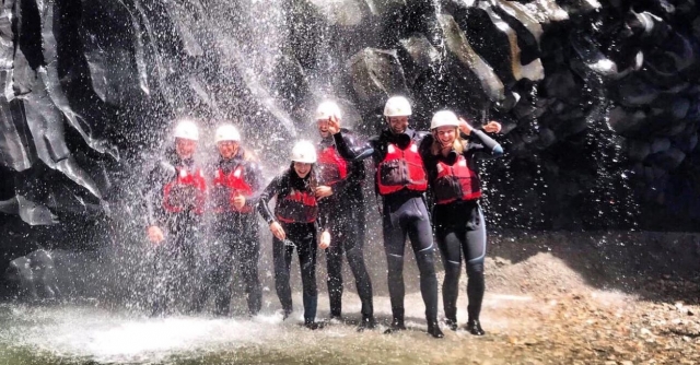 Sotto le cascate