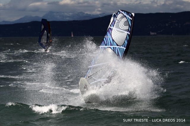  Surfez sur les vagues en planche à voile 