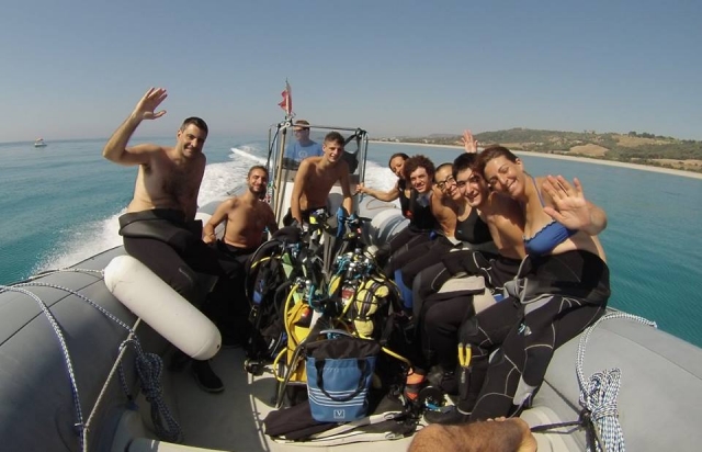  Diving boat 