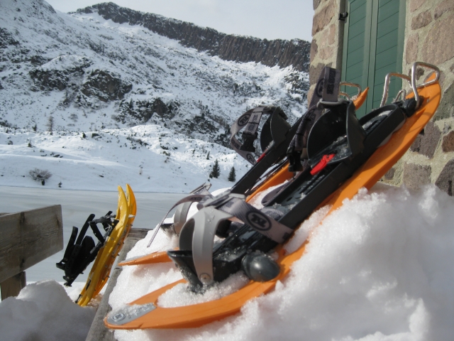  con raquetas de nieve