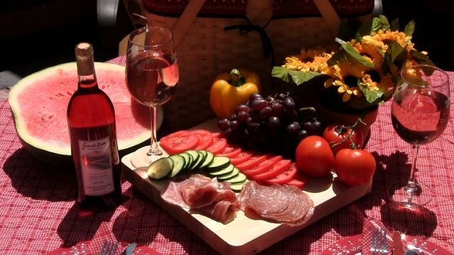 Salumi, ortaggi e vino