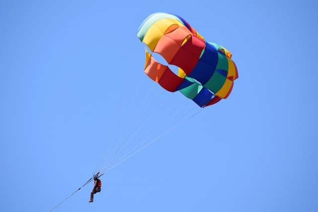 e-19623954-adventure-parasailing-colorful-179493414938065582173.jpg