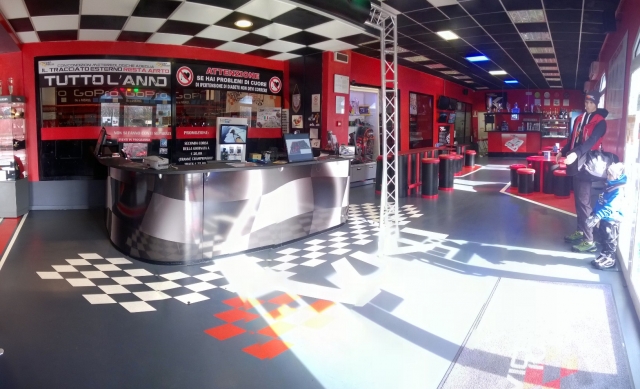 zona ingresso e bar