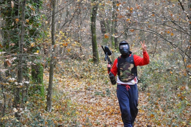 Jugando paintball en el bosque 