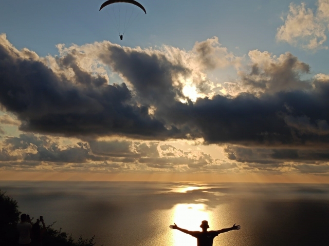 Volando in parapendio al tramonto