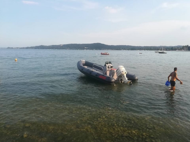  uno de los barcos inflables usados 
