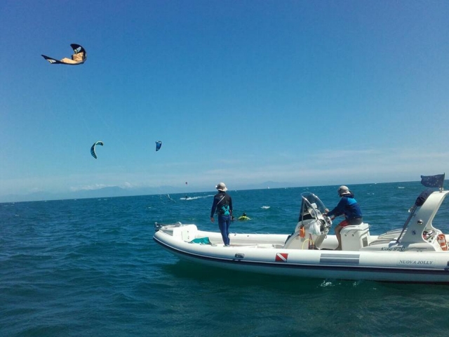  Kitesurfing 
