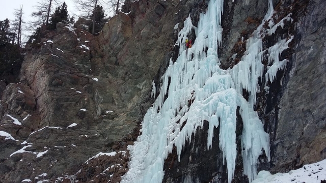 e-19633846-arrampicata-sui-ghiacci1502459192216.jpg