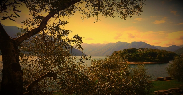  Vista no lago ao pôr do sol 