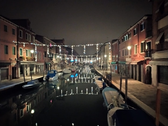 夜间的运河 