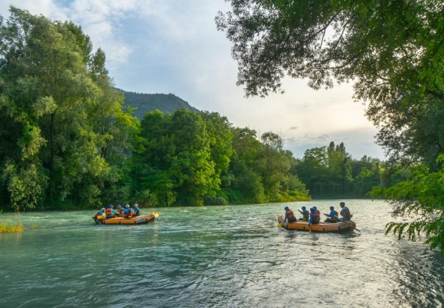  Rafting im Fluss 