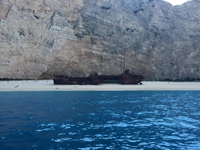  在清澈的海水中 