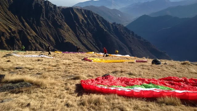  Paragliding group flight 