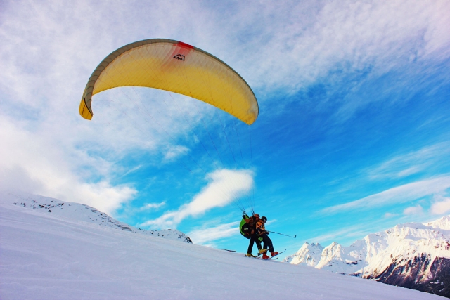 parapendio dalla neve