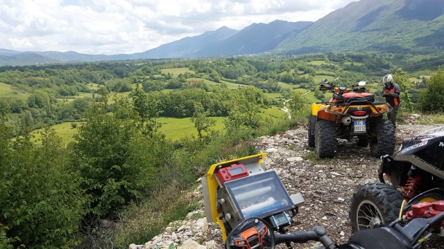 mit dem Quad zwischen Bergen und Hügeln 