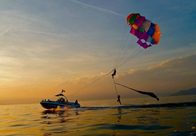 Ao pôr do sol na parasailing 
