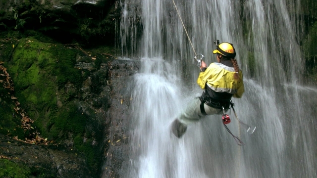 Calandosi in una cascata cristallina